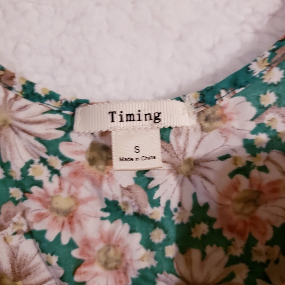 Timing Green Floral Crop Top - Picture 4 of 4